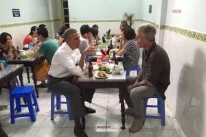Bukti kesederhanaan, Obama makan mi di warung pakai kursi plastik