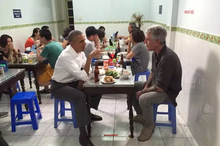 Bukti kesederhanaan, Obama makan mi di warung pakai kursi plastik