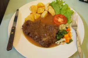 Yuk bikin bistik sapi yang nggak kalah dari steak restoran, gampang!