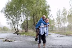 Kisah persahabatan si buta dan pria tanpa tangan ini bikin terenyuh