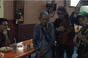 Pengamen tua bersuara emas ini bikin kagum Kombes pol Krishna Murti