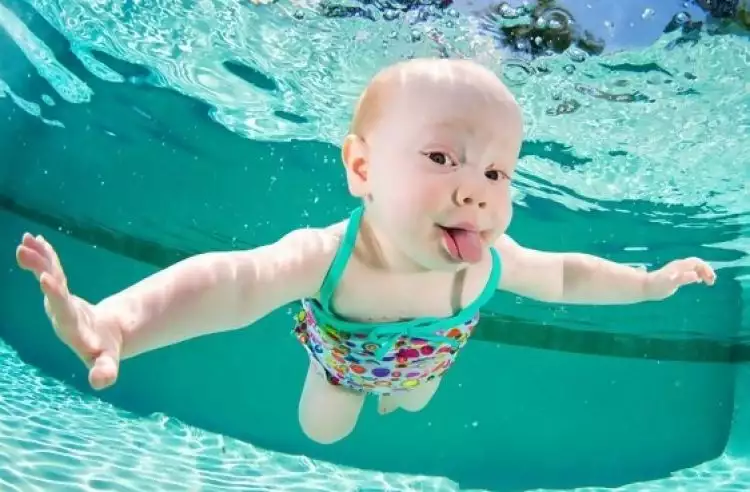 14 Potret ekspresi bayi ketika sedang berenang ini menggemaskan!