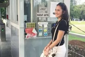 Meski kaya raya, 10 artis ini tak malu naik angkutan umum!