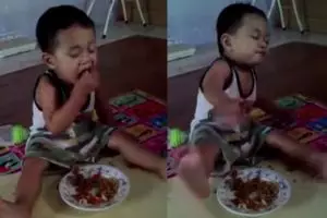 Tingkah bocah ngantuk tapi lapar ini bikin ketawa ngakak!