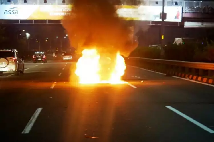 Beruntung, mobil terbakar seperti ini pengemudinya selamat...