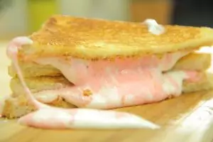 Masak ala western Grilled Peanut Butter and Marshmallow Sandwich, yuk!