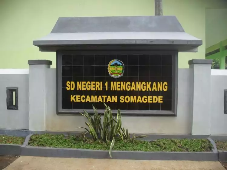 10 Nama Sekolah Dasar ini kocak abis, cuma ada di Indonesia!