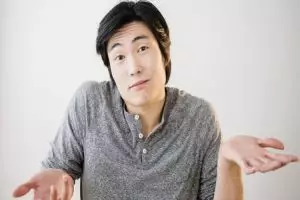 16 Gestur tubuh ini bikin orang malas percaya sama kamu, apa aja ya?