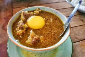 Pelesir ke Pantai Losari? Kamu wajib coba 7 jajanan pinggir jalan ini