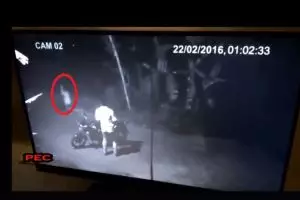 Penampakan kuntilanak ganggu pemotor terekam cctv, kamu berani lihat?