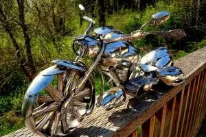 Seniman ini sulap sendok bengkok jadi replika sepeda motor, wow!