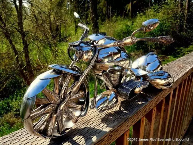 Seniman ini sulap sendok bengkok jadi replika sepeda motor, wow!