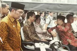 Foto Ridwan Kamil jalan di samping Jokowi ini jadi candaan netizen
