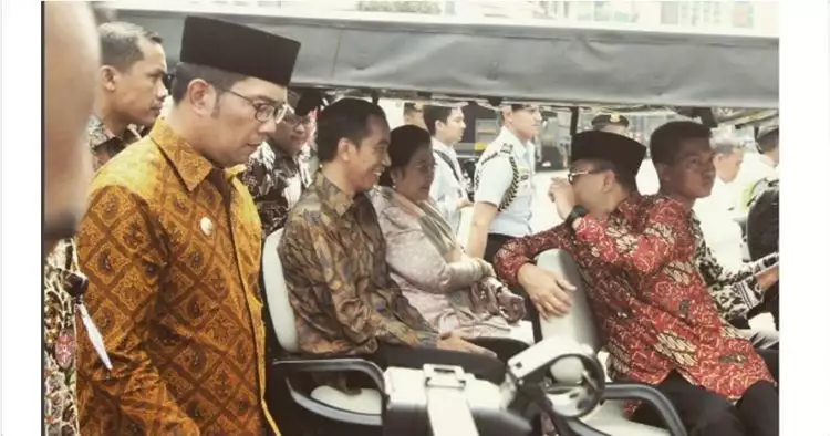Foto Ridwan Kamil jalan di samping Jokowi ini jadi candaan netizen