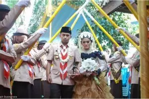 Pasangan ini menikah dengan berseragam dan dikawal pasukan Pramuka