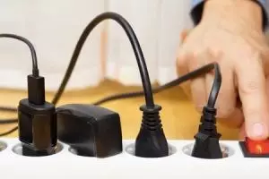 Charger yang tak dicabut apakah menguras banyak daya? Ini jawabannya