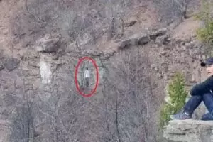 Foto di ujung tebing, malah muncul penampakan misterius