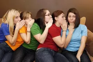 8 Tanda kalau hubunganmu dan pacar bikin iri orang di sekitarmu, upss!