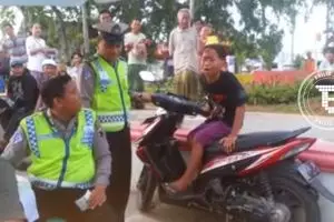 Enggan ditilang anak kecil ini adu argumen dengan polisi,  kocak! 