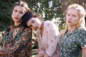 8 Inspirasi gaya busana glamor bernuansa bunga, kamu pilih yang mana?