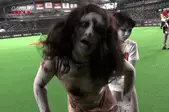 Dua hantu Jepang ini duel di lapangan baseball, hiii…serem!