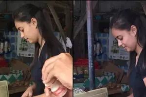 Cantiknya gadis penjual Yakult di pasar ini, ngalahin model!