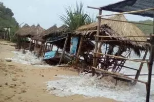 Ombak tinggi terjang pantai selatan, puluhan gasebo & warung ambruk