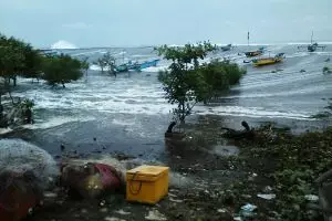 Gelombang tinggi hantam kawasan pantai di Jawa, ribuan jiwa mengungsi