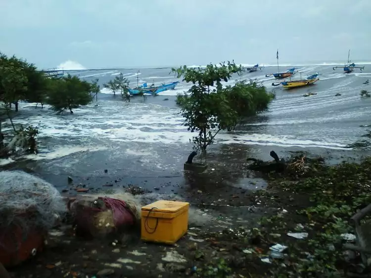 Gelombang tinggi hantam kawasan pantai di Jawa, ribuan jiwa mengungsi