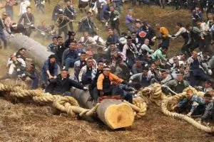 8 Foto mengerikan dari festival Onbashira di Jepang, berani coba?