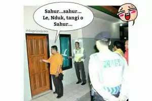 8 Meme cara bangunin sahur anti-mainstream bikin kamu ketawa ngakak!