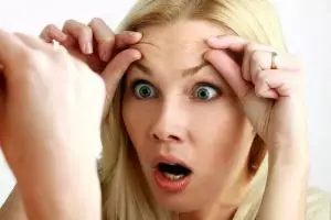 5 Akibat berbahaya tidur masih memakai makeup, apa saja ya?