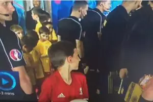 Ekspresi bocah ini sungguh kocak saat bertemu pemain idolanya