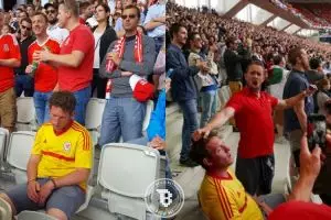 Foto fans Wales tidur di tengah riuhnya dukungan ini jadi viral