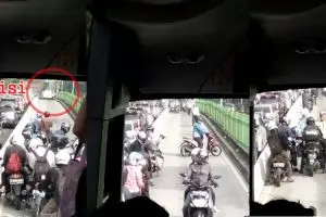 Motor-motor terjebak TransJakarta dan polisi, maju kena, mundur kena!