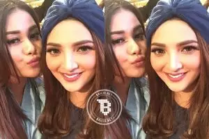 Di foto ini Ashanty dan Aurel disebut bak pinang dibelah dua, setuju?