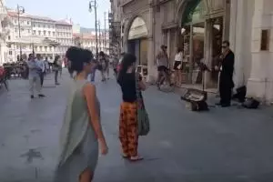 Seorang ayah meminta anaknya yang pemalu menari, aksinya bikin kagum!