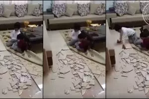 2 Balita ini pecahkan lantai keramik rumahnya, gagal paham deh!