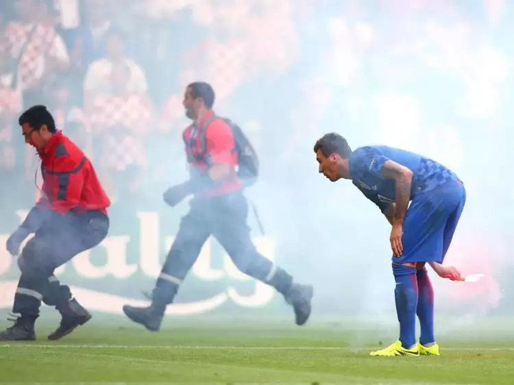 UEFA mengaku 'tak berdaya' cegah supporter bawa flare ke stadion