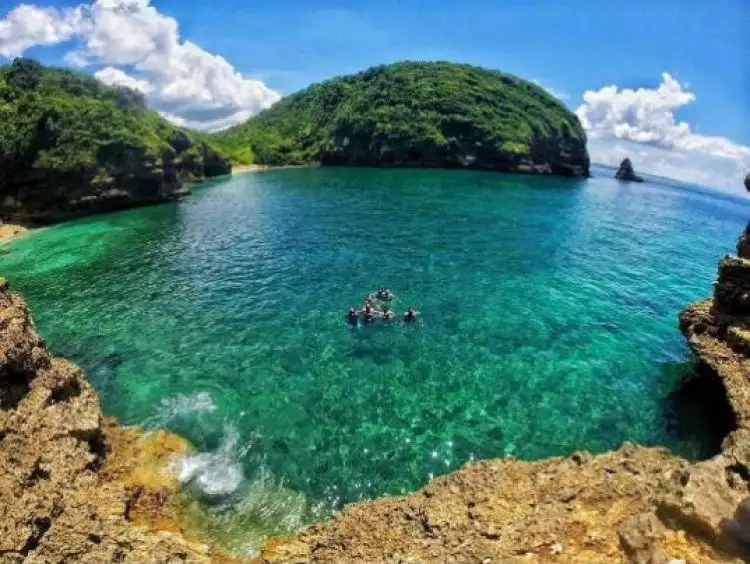 16 Foto menakjubkan birunya pantai di Lombok bikin nggak sabar piknik