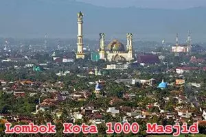 Coba tebak, ada berapa masjid di foto Kota Lombok ini?