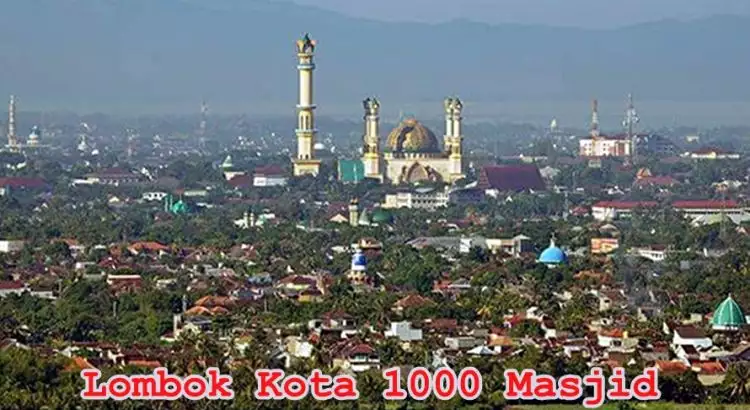 Coba tebak, ada berapa masjid di foto Kota Lombok ini?