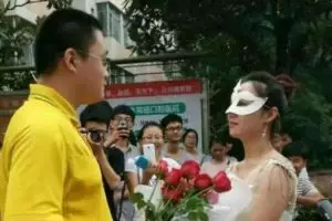 Pakai gaun pengantin di kampus, profesor ini lamar mahasiswanya