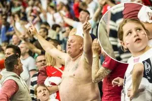 Ekspresi fans cilik Timnas Inggris ini penuh teka-teki, kenapa ya?