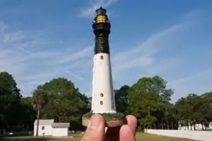 Traveler ini memotret objek asli dari miniatur suvenir wisata dunia