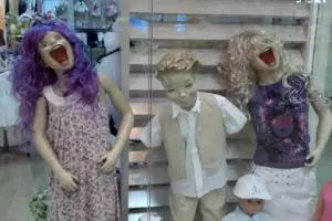 20 Bentuk manekin ini gagal, bikin kamu mikir ulang buat beli bajunya