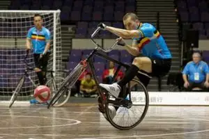 9 Olahraga unik ini beneran ada di dunia, ada sepak bola sepeda!