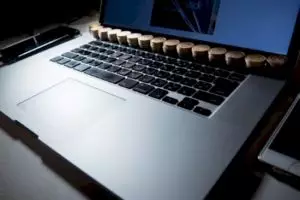 Trik mudah bikin laptop kamu tak panas, cuma pakai koin aja!