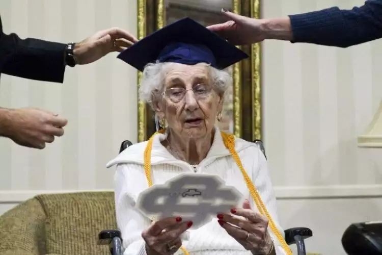 Nenek ini dapat ijazah SMA saat usia 97 tahun, alasannya bikin terharu