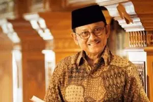 16 Foto Habibie dari masa anak-anak hingga sekarang, panjang umur pak!
